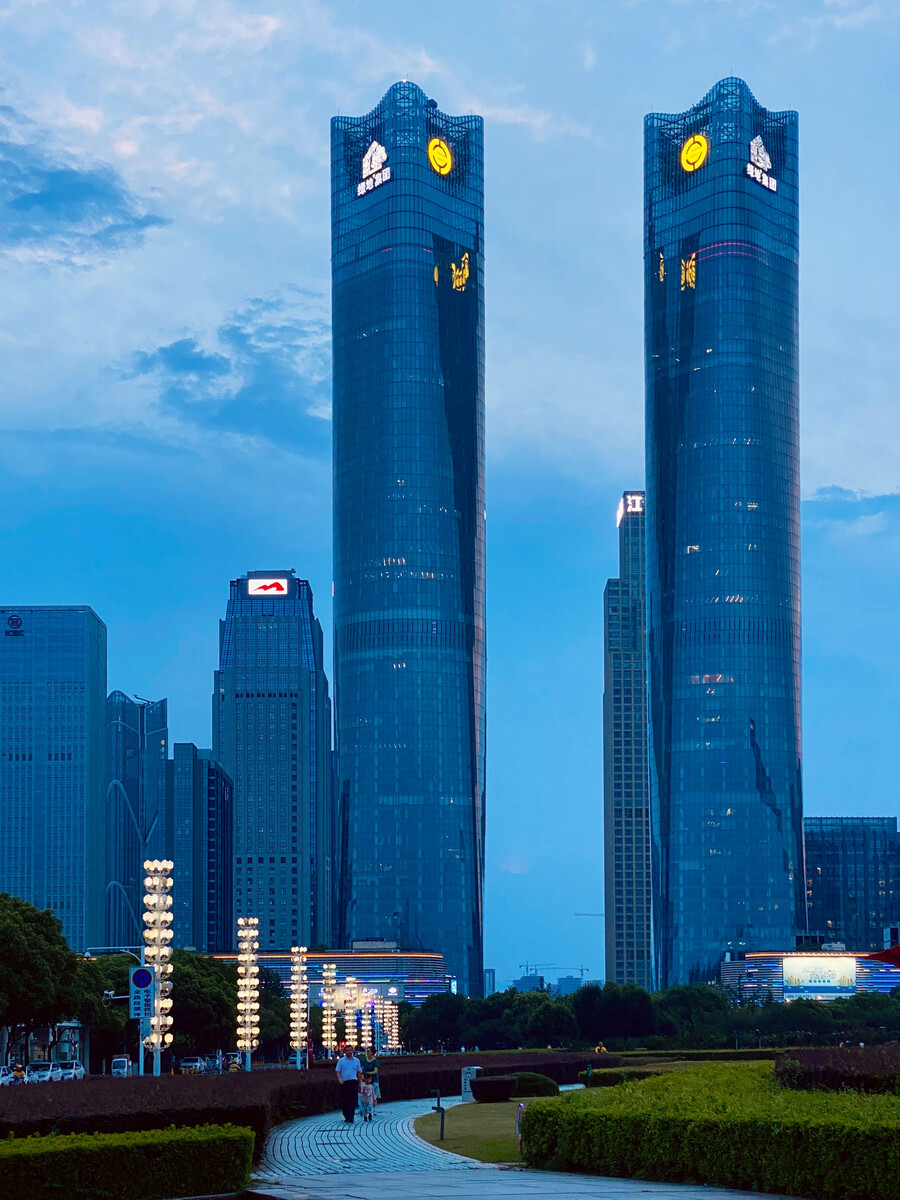 高空視角領略南昌美麗夜景觀賞南昌地標建筑綠地雙子塔