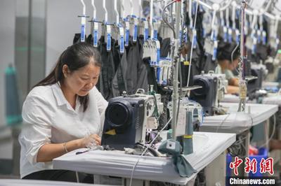 江西南昌:針織服裝企業趕制出口訂單忙