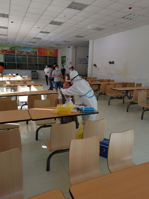 后勤服務(wù)集團(tuán)首批餐飲服務(wù)人員成功通過核酸檢測，筑牢餐飲安全防線